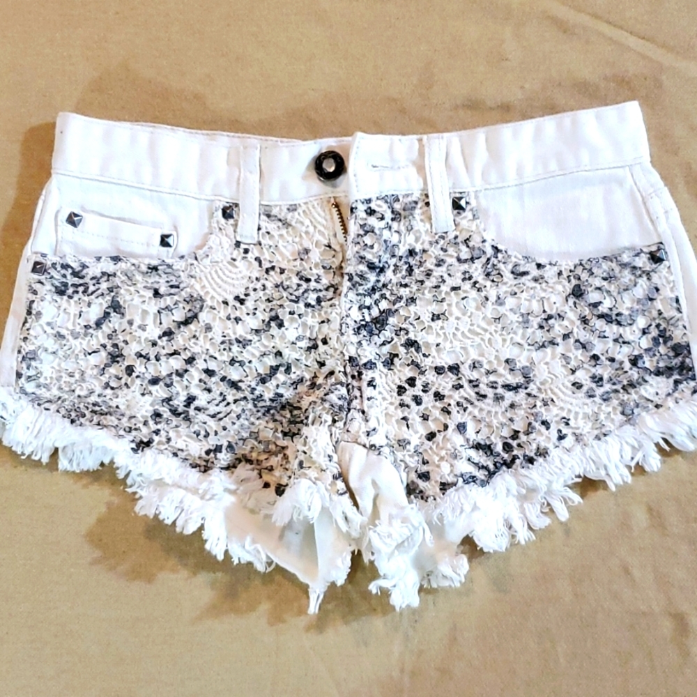 Daytrip short size 26 with gray/black lace front